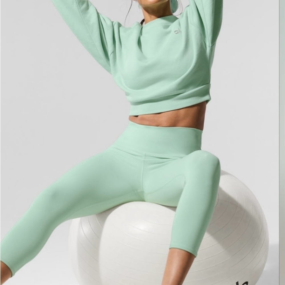 ALO Yoga Women's Mint Green Cropped Sweatshirt size XS, worn once!